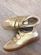 Load image into Gallery viewer, Moral 32 Gold Velcro Sneaker