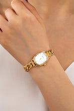 Load image into Gallery viewer, Round Dial Oval Band Bracelet Watch
